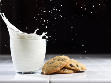 Tomar leche con galletas Tomar leche con galletas
