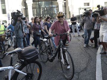 Carmena con una bici en Madrid Carmena con una bici en Madrid