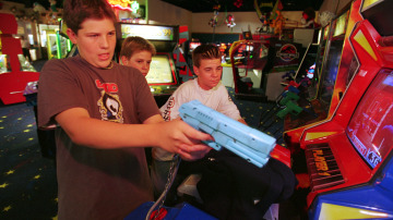 Adolescentes jugando con una pistola Adolescentes jugando con una pistola