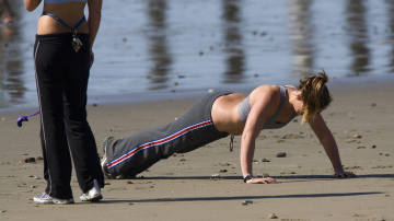Dos mujeres hacen deporte en la playa Dos mujeres hacen deporte en la playa