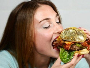 Chica comiendo hamburguesa