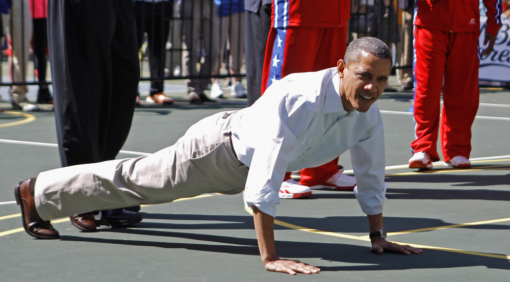 Barack Obama realiza flexiones en el suelo