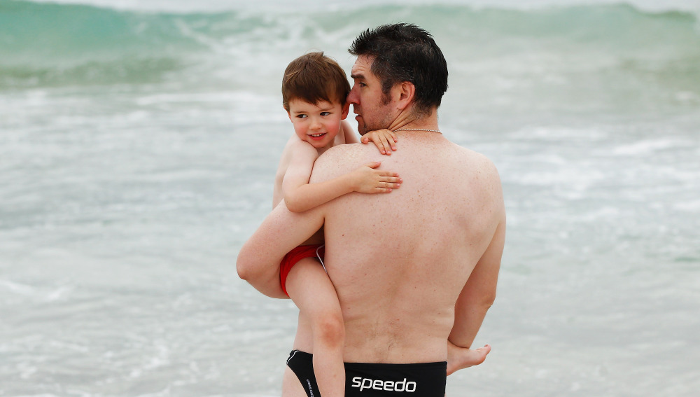 Un padre "fofisano" con su hijo en una playa australiana