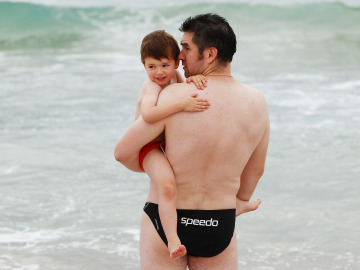 Un padre "fofisano" con su hijo en una playa australiana
