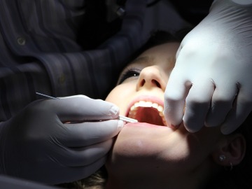 Un dentista trabajando