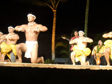 Baile típico tahitiano en el cual los hombres llevan una especie de "pañales".