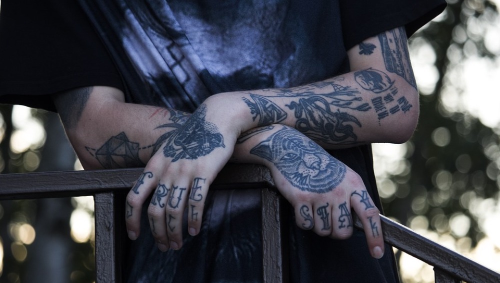 Un hombre con tatuajes