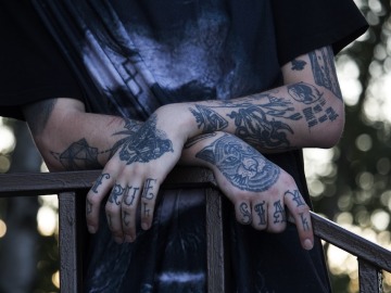 Un hombre con tatuajes