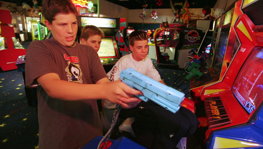 Adolescentes jugando con una pistola