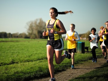 Una chica joven corriendo