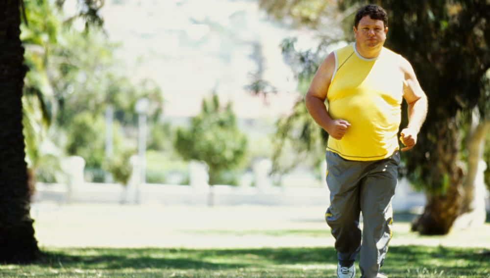 Persona con sobrepeso corriendo