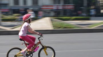 Niña en bicicaleta