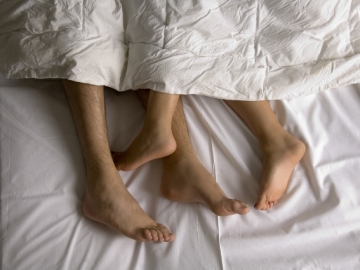 Una pareja practicando sexo