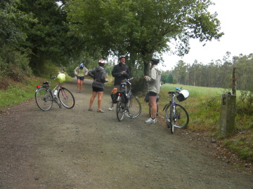 Ciclistas en mitad de la peregrinaci&oacute;n