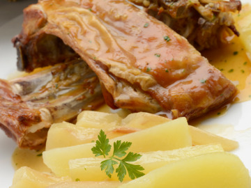 Cordero asado con peras y patatas Cordero asado con peras y patatas