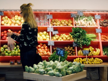 Una mujer hace la compra en la secci&oacute;n de frutas y verduras