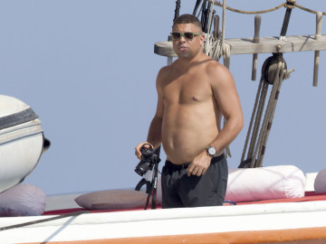 Un desmejorado Ronaldo saca a relucir su 'barriguita' cervevera de vacaciones en Ibiza Un desmejorado Ronaldo saca a relucir su 'barriguita' cervevera de vacaciones en Ibiza