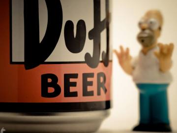 Homer, con una Duff gigante