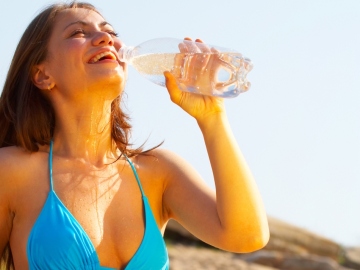 Una joven bebe agua Una joven bebe agua