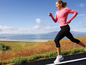 Una mujer corriendo Una mujer corriendo