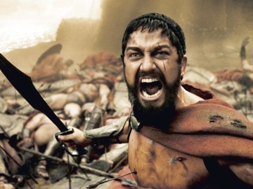 En '300' Gerard Butler en su papel de Le&oacute;nidas gu&iacute;a a sus 300 soldados espartanos hac&iacute;a la m&iacute;tica batalla con los pesas, muy superiores en n&uacute;mero, en las Term&oacute;pilas.