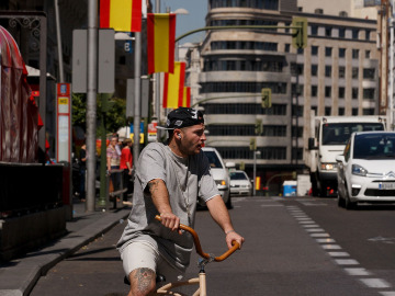 Un ciudadano conduce su bici por la Gran V&iacute;a