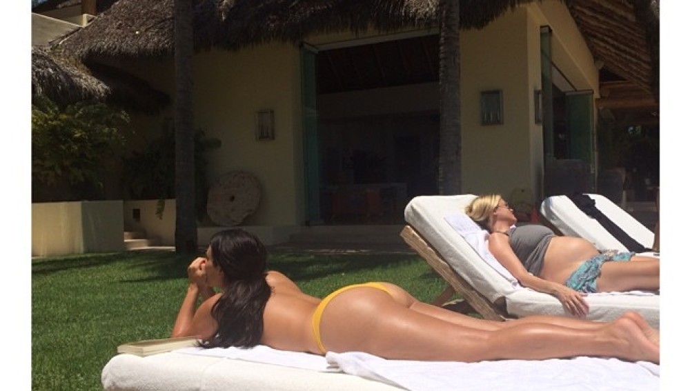 Kim Kardashian tomando el sol en Mexico