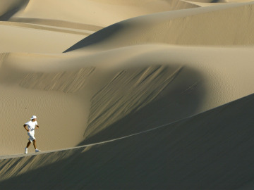 Corredor en las dunas del Sáhara Corredor en las dunas del Sáhara