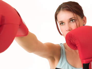 Mujer con guantes de boxeo