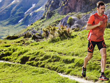 Runner corriendo por la monta&ntilde;a