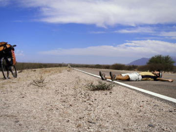 Ciclista tumbado en la carretera
