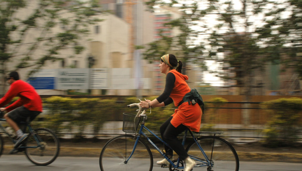 Mujer montando en bicicleta
