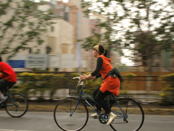 Mujer montando en bicicleta