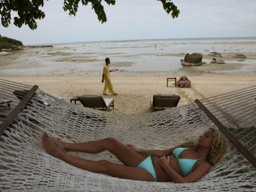 Mujer descansando en la playa Mujer descansando en la playa