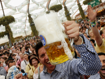 Ay, la cerveza, que no la bebemos bien Ay, la cerveza, que no la bebemos bien