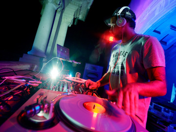 DJ pinchando música DJ pinchando música