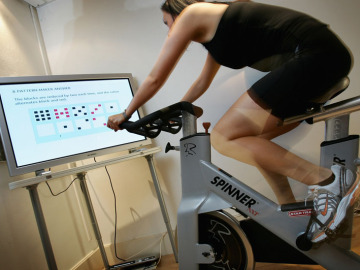 Mujer haciendo spinning