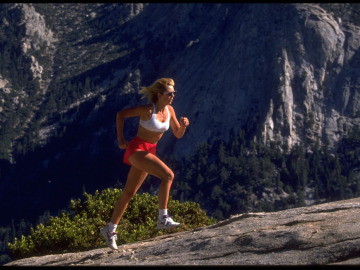 Mujer corriendo por montaña Mujer corriendo por montaña