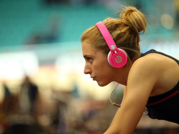Una mujer entrenando sobre una bicicleta