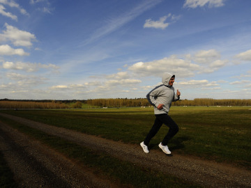 Hombre corriendo por el campo Hombre corriendo por el campo