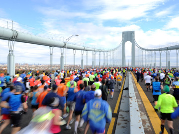 Corredores en el puente Verrazano, en la Maratón de Nueva York de 2013 Corredores en el puente Verrazano, en la Maratón de Nueva York de 2013