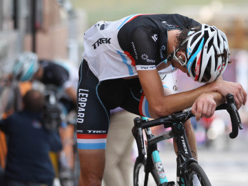 Ciclista con la cabeza agachada
