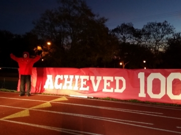El director del centro posa orgullo tras correr 100 millas