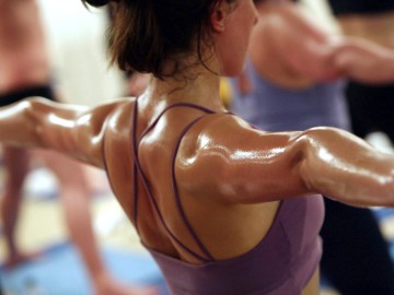 Una mujer suda en un gimnasio