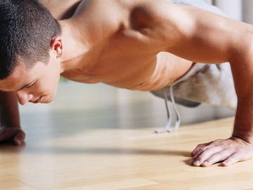 Un hombre hace flexiones