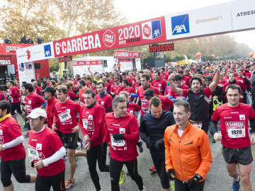 Una marea roja de corredores atraviesa la línea de salida Una marea roja de corredores atraviesa la línea de salida