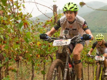 Mujer en bici en una carrera