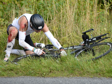 Ironman ca&iacute;do en una cuneta