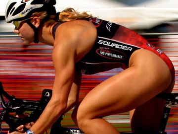 Una ciclista se esfuerza encima de la bicii