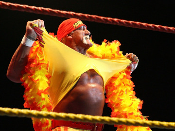 Hulk Hogan se despoja de su camiseta